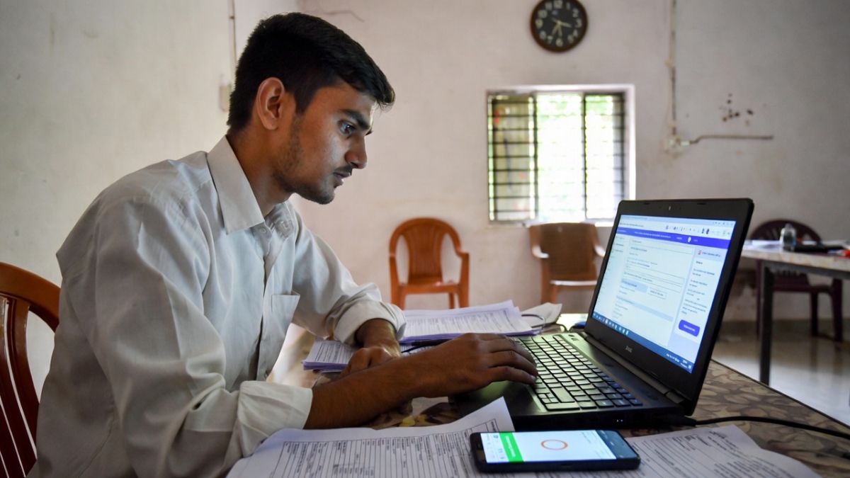 MP Govt Job Portal: मध्य प्रदेश के लाखों बेरोजगारों के लिए सरकार का बड़ा तोहफा — एक क्लिक में मिलेगी सरकारी नौकरी, जानिए कैसे करें आवेदन